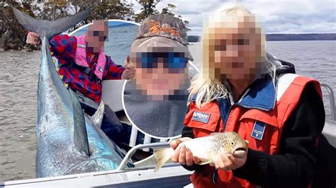 lady with trout full video|Weird Internet: Tasmanian woman, Catherine Lee, used a brown。